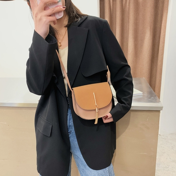 LAST ONE! Beautiful Chic Gold Tassel Saddle Purse - Picture 2 of 3